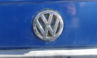Volkswagen 2001 model T4 çıkma orijinal arka bagaj kapak logosu