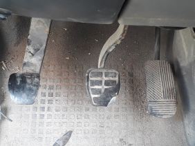 vw transporter t4 1.9 turbo abl motor beyaz renk araçtan sökme çıkma orijinal gaz debriyaj ve fren pedal takımı