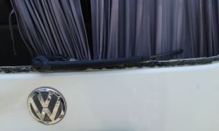 vw transporter t5 1.9 tdı 105 lik axb - axc motor beyaz renk kısa şase araçtan sökme çıkma orijinal arka bagaj cam sileceği